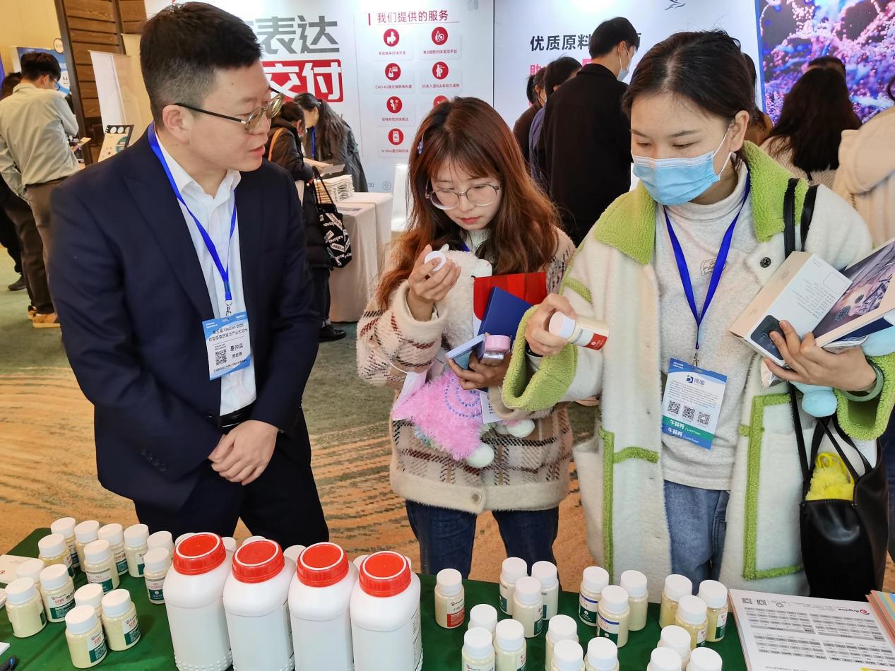 云顶集团4008职员为客户解说公司产品