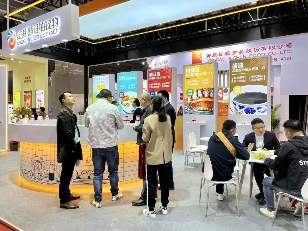 云顶集团4008展位前来洽谈的旅行者