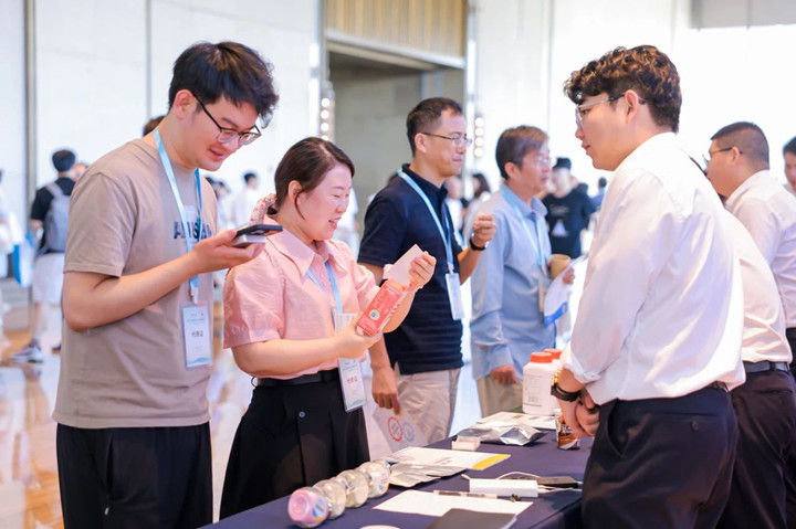 云顶集团4008AHH展台前咨询的客户络绎一直